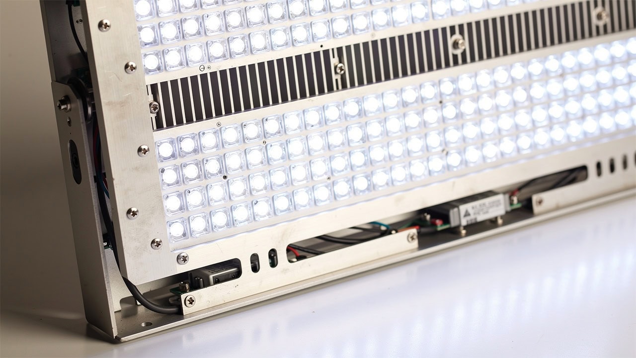 Vollspektrum-LED mit blaubetontem Licht für Keimlinge